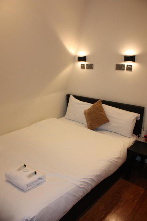 Single en-suite room at Olympia Inn
